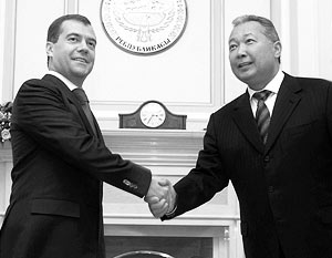 Президент России Дмитрий Медведев встретился в Бишкеке со своим киргизским коллегой Курманбеком Бакиевым