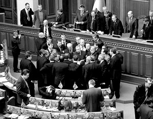 Тимошенковцы заблокировали трибуну и президиум парламента с требованием принять антикризисные законопроекты