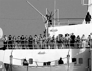 Чтобы подтвердить, что заложники живы, преступники выстроили моряков в шеренгу на палубе
