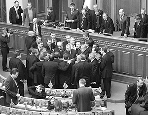 Депутаты от фракции БЮТ второй день подряд блокируют заседания Рады