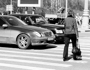 Единственный способ убедить российских водителей уступать дорогу пешеходам – это усилить меру ответственности за нарушение соответствующего пункта ПДД