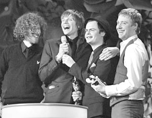 Практически неизвестные в России Kaiser Chiefs на церемонии Brit Awards 2006 стали лучшей британской группой