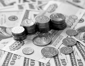 На утренних торгах на ММВБ курс рубля опустился как к доллару, так и к евро