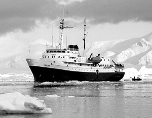 В Антарктиде спасают лайнер 