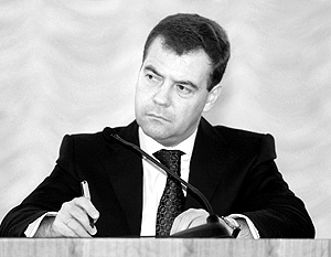 Президент Дмитрий Медведев прерывает свой визит в Индию