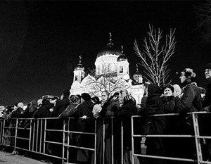 У храма Христа Спасителя в Москве не иссякает поток пришедших проститься с Алексием II