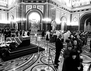 Толпы верующих приходят проститься с Алексием II, несмотря на дождь