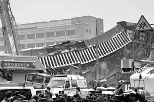 За минувшие сутки из-под завалов рухнувшей крыши Басманного рынка в Москве извлечены еще шесть тел погибших