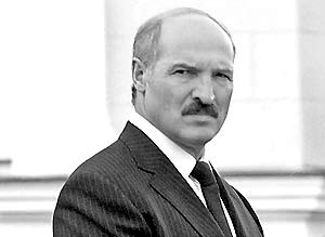 Европейский союз за три недели до выборов президента Белоруссии осуществил свою последнюю угрозу Александру Лукашенко