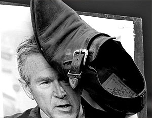 Guardian: Производителя «ботинка Буша» завалили заказами