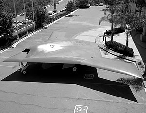 Беспилотник X-47B на стоянке для инвалидов возле оффиса Northrop Grumman