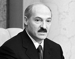 «В банках надо сегодня держать деньги, в банках», – заявил Лукашенко