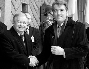 Президенты Лех Качиньский (слева) и Виктор Ющенко попытались обвинить во всех бедах Россию