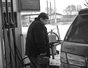 Автомобилисты удивлены тем, что цены на бензин снижаются слишком медленно