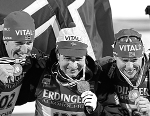 Норвежские победители спринта Бергер, Бьорндален и Ханеволд