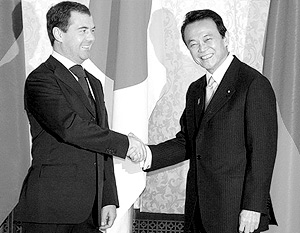 Медведев и премьер Японии открыли на Сахалине завод по производству СПГ