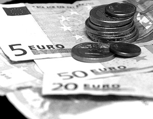 Официальный курс евро понизился на 45,28 копейки и составил 45,3543 рубля