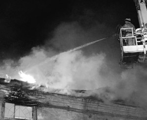 Огонь быстро распространился на второй и третий этажи здания, где хранились личные дела призывников.