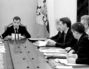 Медведев заявил, что в случае критического падения цен на нефть бюджет придется пересматривать