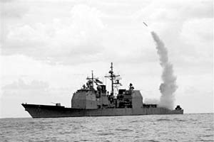 Ракетный крейсер «Кейп Сент-Джордж» во время боя с пиратами