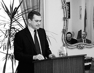 Шамшур киевлянин, 1956 года рождения, в МИД Украины его называют «птенцом гнезда Грищенко» – нынешнего посла в России