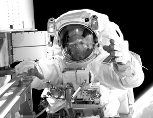 Астронавты NASA временно прикрепили платформу к поверхности МКС при помощи стальных тросов
