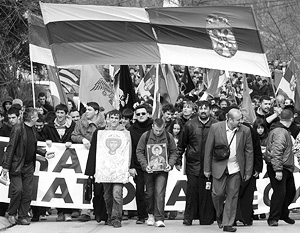 Траурное шествие в Белграде. Флаги России и Сербии сшиты воедино