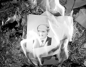 Всего, по разным данным, было сожжено до сотни портретов Лукашенко