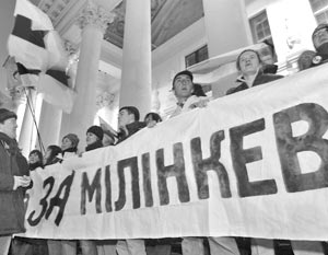 Митингующие периодически скандируют: «Белоруссия за Милинкевича!»