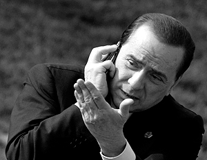 4 апреля, саммит НАТО, город Кель (Германия). Сильвио Берлускони не может оторваться от телефонного разговора с премьером Турции