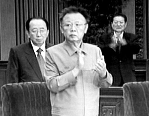 Ким приветствовал делегатов аплодисментами, хотя считалось, что одна рука вождя уже парализована