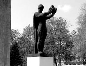 Памятник советскому воину-освободителю сносят на Украине