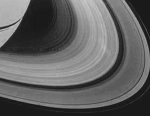 В кольцах Сатурна нашли луну