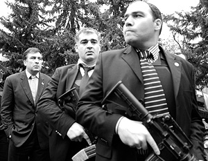 Данным событиям предшествовал визит к мятежным военным президента Грузии Михаила Саакашвили