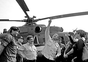Президент Венесуэлы Уго Чавес у российских вертолетов