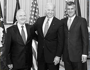 Президент Косова Фатмир Сейдиу, вице-президент США Джо Байден и премьер-министр Косова Хашим Тачи