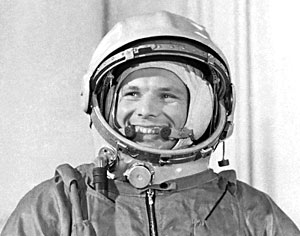 С начала космической эры, открытой Юрием Гагариным, через иллюминатор на Землю посмотрели свыше 430 землян
