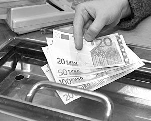 Граждане России скупают валюту, больше доверяя евро, чем доллару