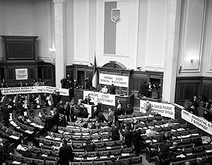 «Литвин! Министры подождут. Сперва – помоги стране» – было написано на плакате, размещенном за креслом спикера