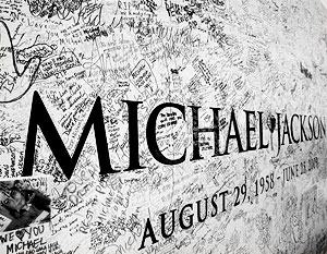 Трехкилометровая очередь поклонников Майкла Джексона выстроилась у мемориальной стены