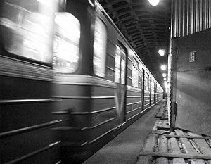 Машинист московского метро выпал из кабины и погиб