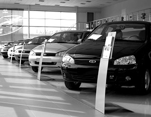 В июле продажи автомобилей упали на 58%