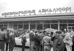 Родственники погибших в результате крушения самолета авиакомпании Armavia А-320 у здания аэропорта города Сочи
