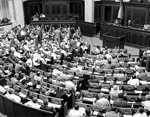 Депутаты Рады из различных фракций обвиняли друг друга в том, что парламент подавляющую часть времени не работает