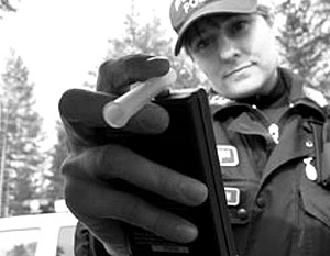 К российскому водителю финский полицейский сразу идет с алкотестером