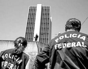 Офицеры Бразильской полиции стоят напротив Центробанка на севере Форталезы.