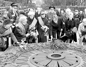 Виктор Ющенко вместе с ветеранами возлагает цветы к могиле Неизвестного солдата в Киеве