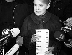 Юлия Тимошенко с лекарственным препаратом «Тамифлю», предназначенным для лечения гриппа A/H1N1