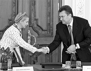 Тимошенко сильно рискует, оказавшись в центре борьбы с гриппом, но другого шанса догнать Януковича у нее нет