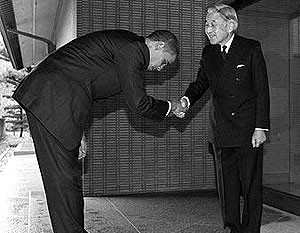 Поклон Обамы императору Японии вызвал неудовольствие в США